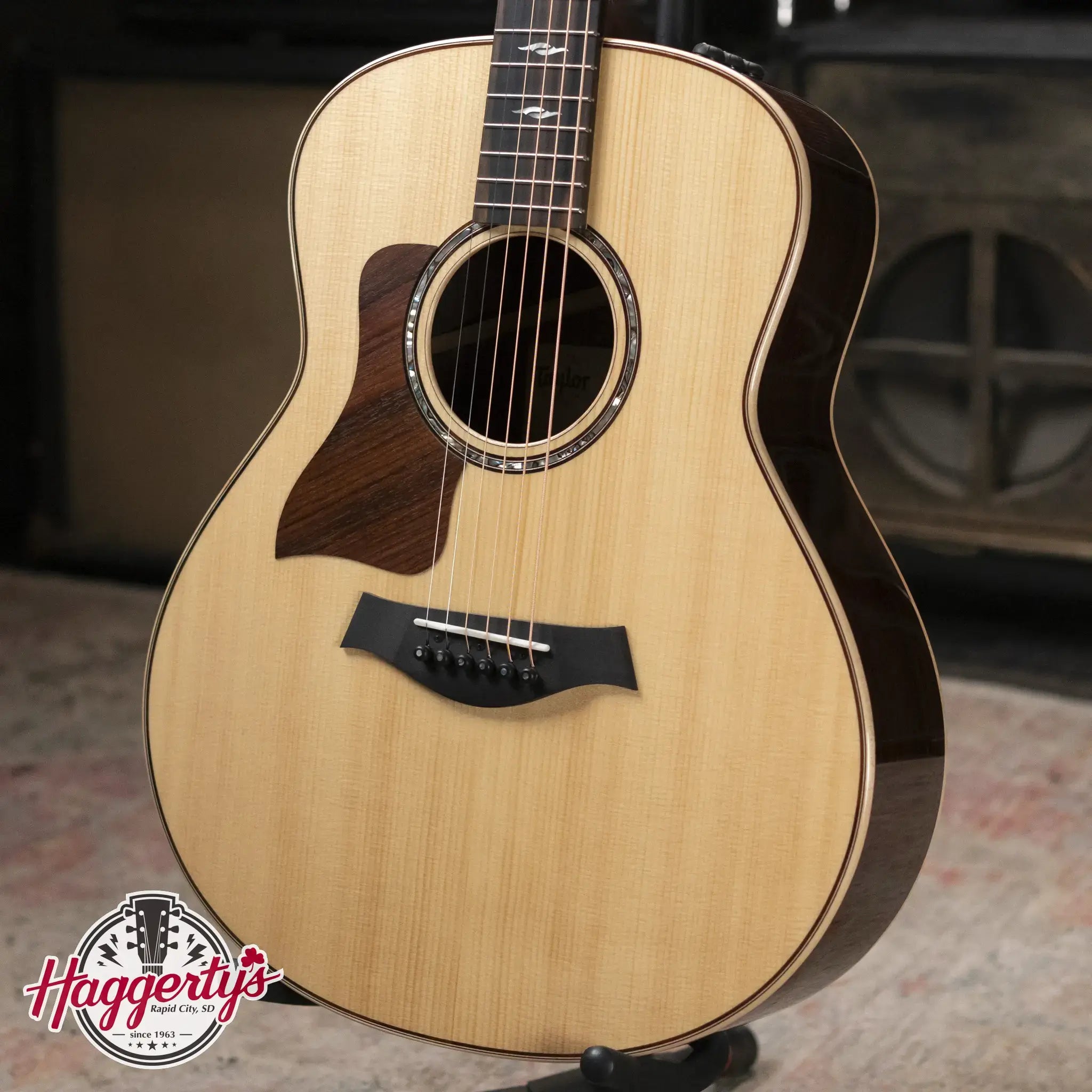 Taylor 811e Left-Handed Grand Theater Acoustic/Electric with Aerocase