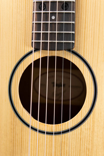 Taylor BT1e Baby Taylor Acoustic/Electric Guitar with Gig Bag