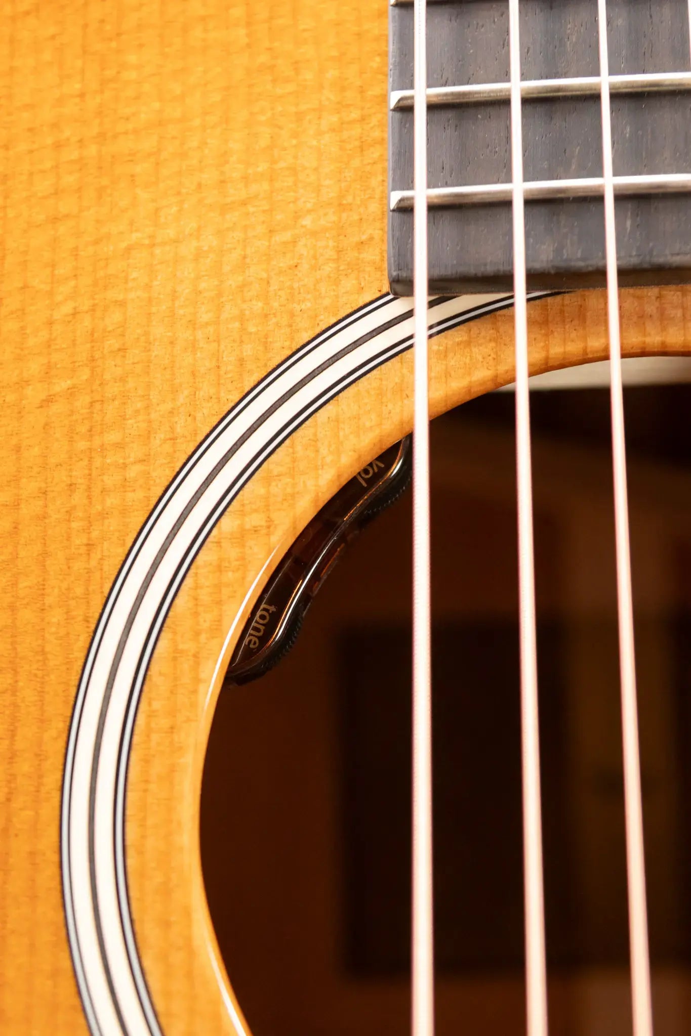 Taylor Gold Label 514e SB Super Auditorium Acoustic/Electric Guitar - Sunburst with Firestripe Pickguard and Hardshell Case