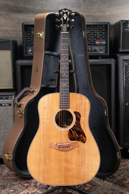 Taylor Gold Label 710e Dreadnought Acoustic/Electric Guitar with Hardshell Case