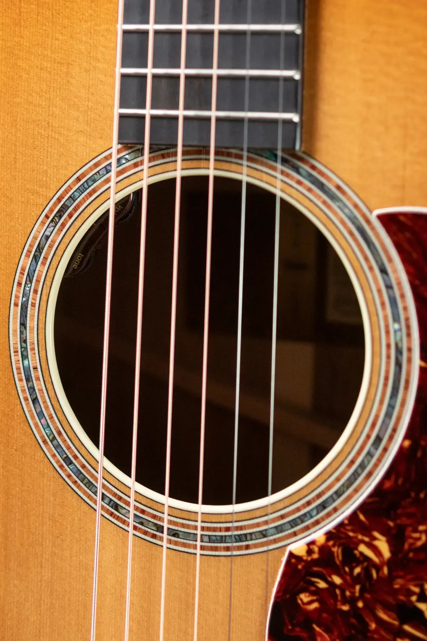 Taylor Gold Label 814e SB Super Auditorium Honduran Rosewood Acoustic/Electric Guitar - Burst Top with Hardshell Case
