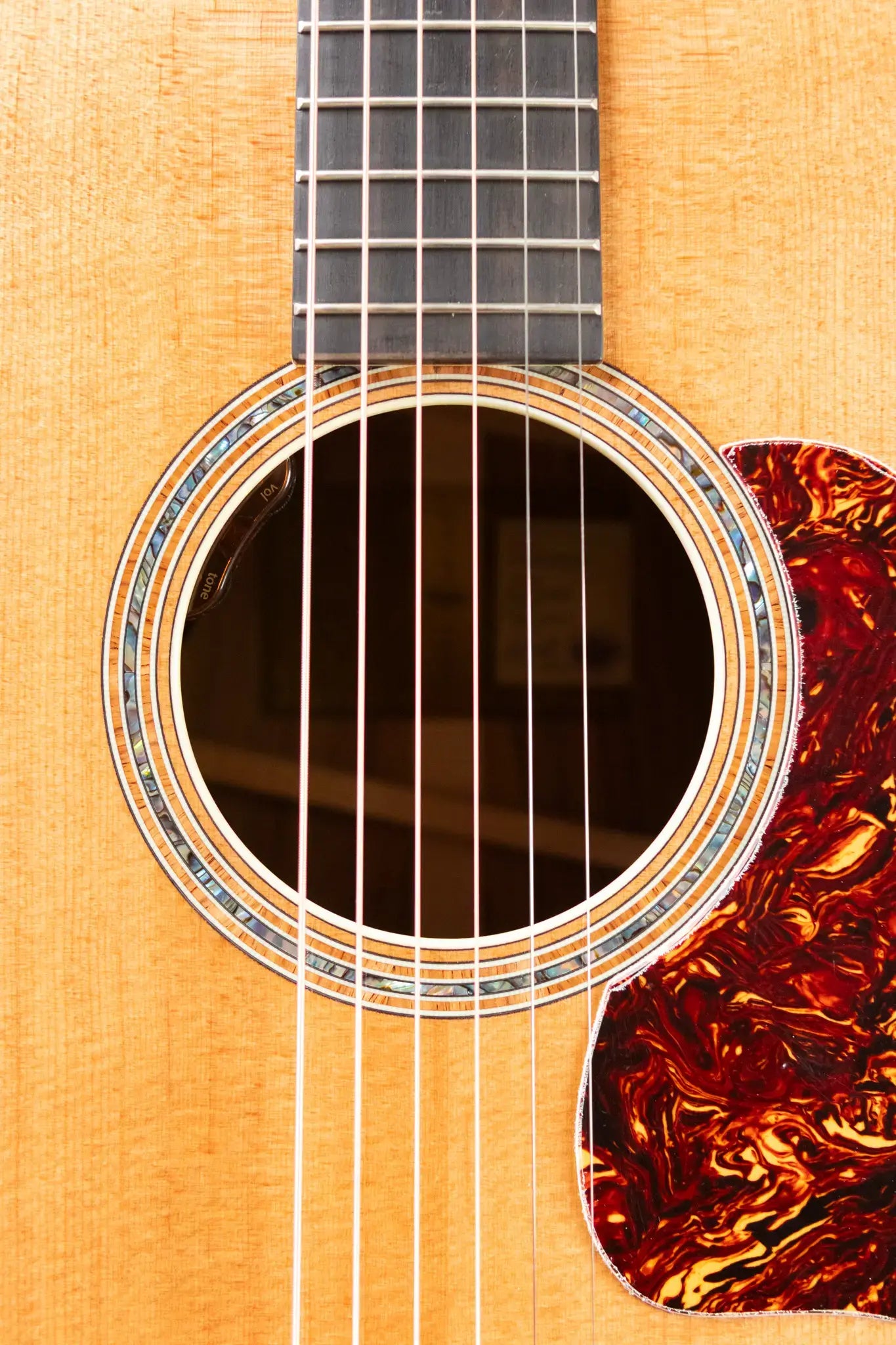 Taylor Gold Label 817e Grand Pacific Acoustic/Electric Guitar - Natural with Hardshell Case