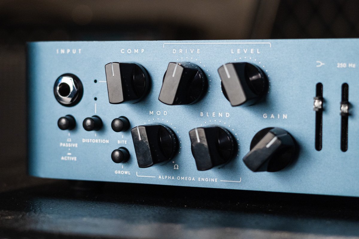 darkglass alpha omega 900W bass amplifier haggertys 02