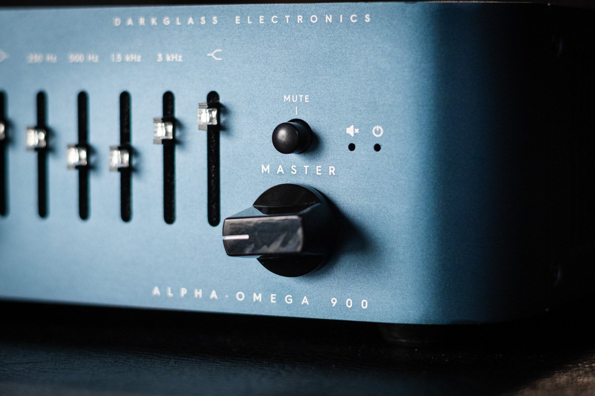 darkglass alpha omega 900W bass amplifier haggertys 04