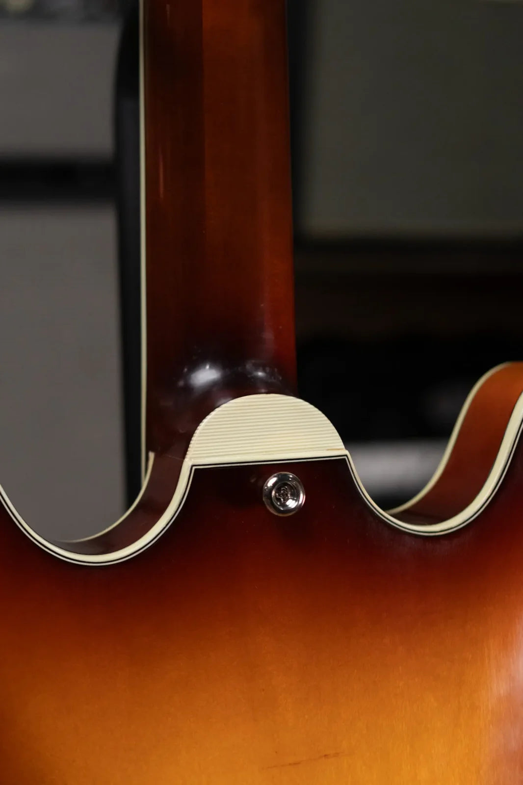 Eastman T64/V-GB Antique Goldburst with Bigsby and Hardshell Case