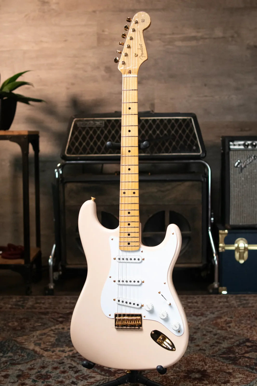 Fender Custom Shop Limited Edition 1954 Hardtail Stratocaster DLX Closet Classic - Aged Shell Pink with Hardshell Case
