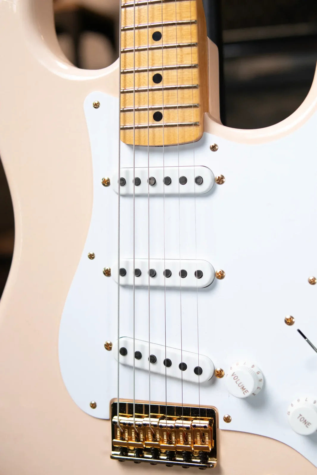 Fender Custom Shop Limited Edition 1954 Hardtail Stratocaster DLX Closet Classic - Aged Shell Pink with Hardshell Case