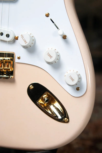 Fender Custom Shop Limited Edition 1954 Hardtail Stratocaster DLX Closet Classic - Aged Shell Pink with Hardshell Case