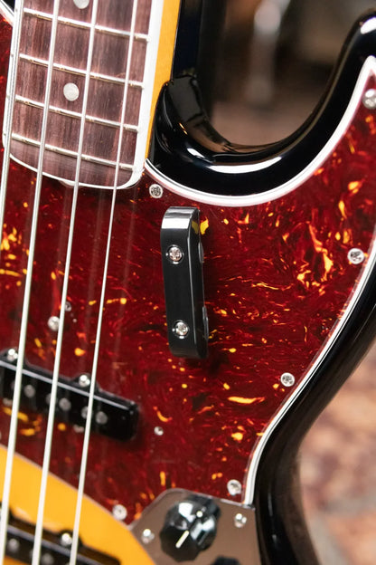 Fender American Vintage II 1966 Jazz Bass Rosewood Fingerboard - 3-Color Sunburst with Hardshell Case