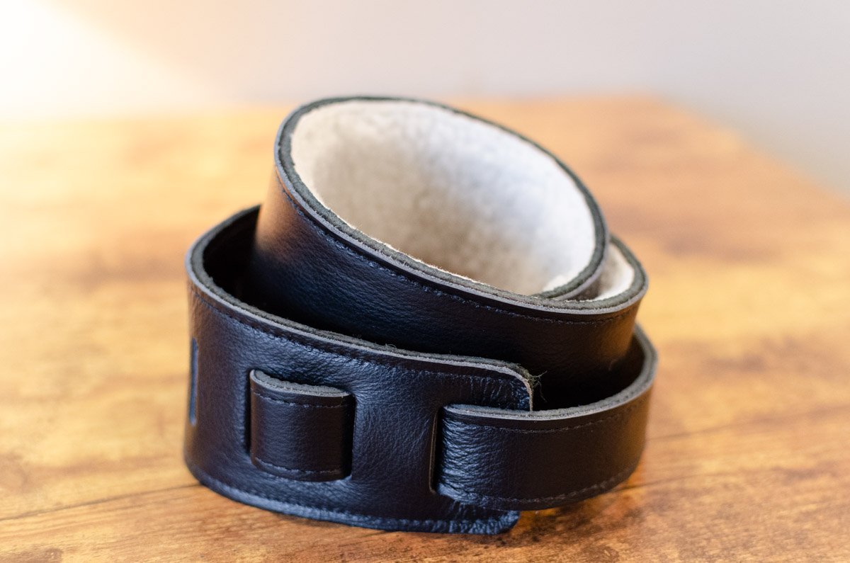 new Ernie Ball 2 5 Adjustable Italian Leather Strap with Fur Padding Black haggertys 2