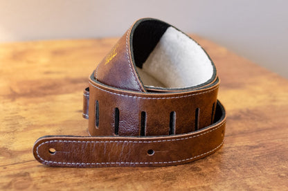 new Ernie Ball 2 5 Adjustable Italian Leather Strap with Fur Padding Chestnut haggertys 02