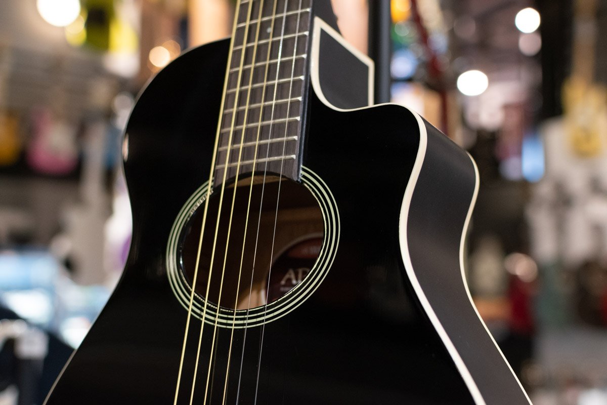 Yamaha APXT2 3/4-Size Thin-Line Cutaway Acoustic/Electric Guitar - Black with Gig Bag