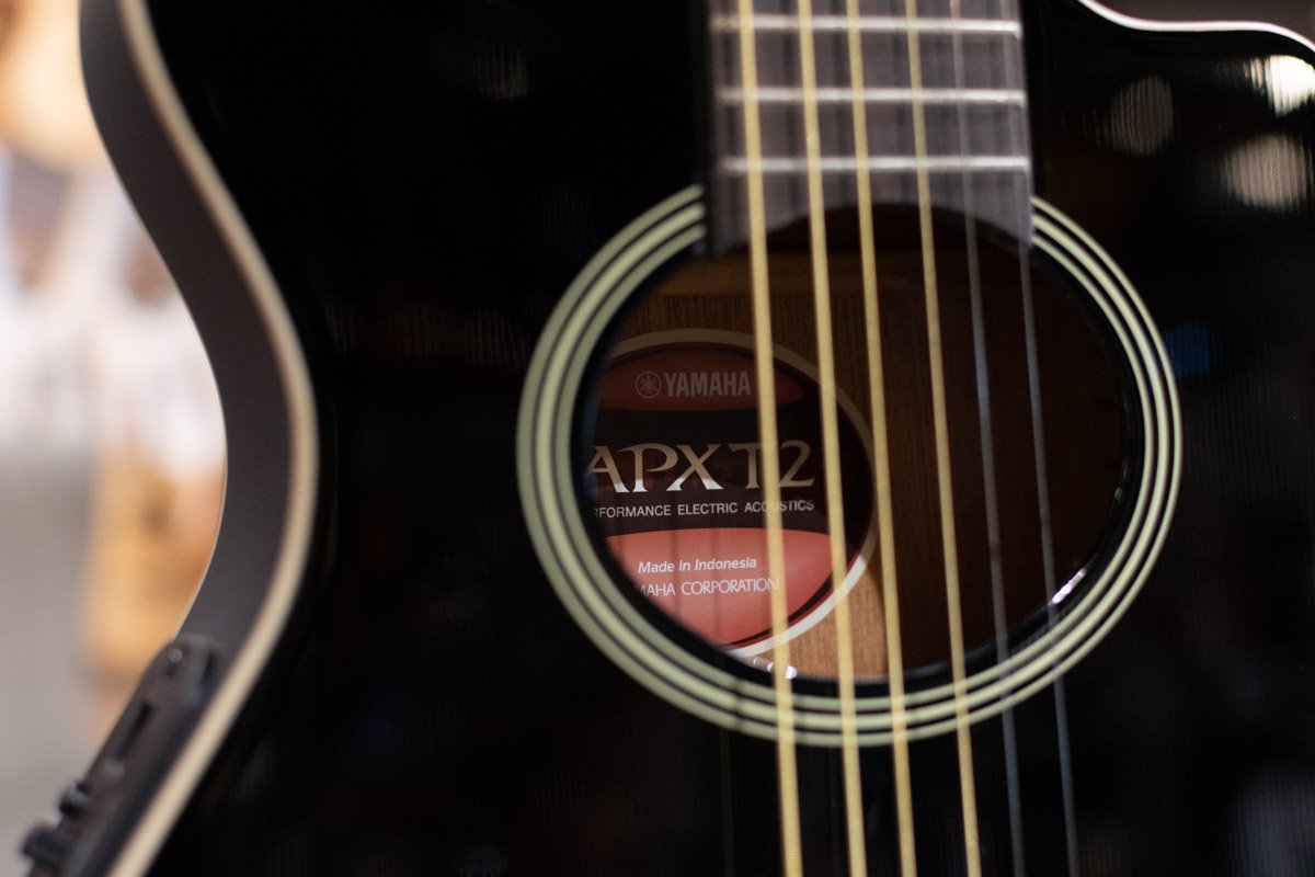 Yamaha APXT2 3/4-Size Thin-Line Cutaway Acoustic/Electric Guitar - Black with Gig Bag