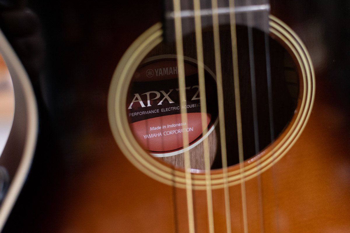 Yamaha APXT2 3/4-Size Thin-Line Cutaway Acoustic/Electric Guitar - Old Violin Sunburst with Gig Bag